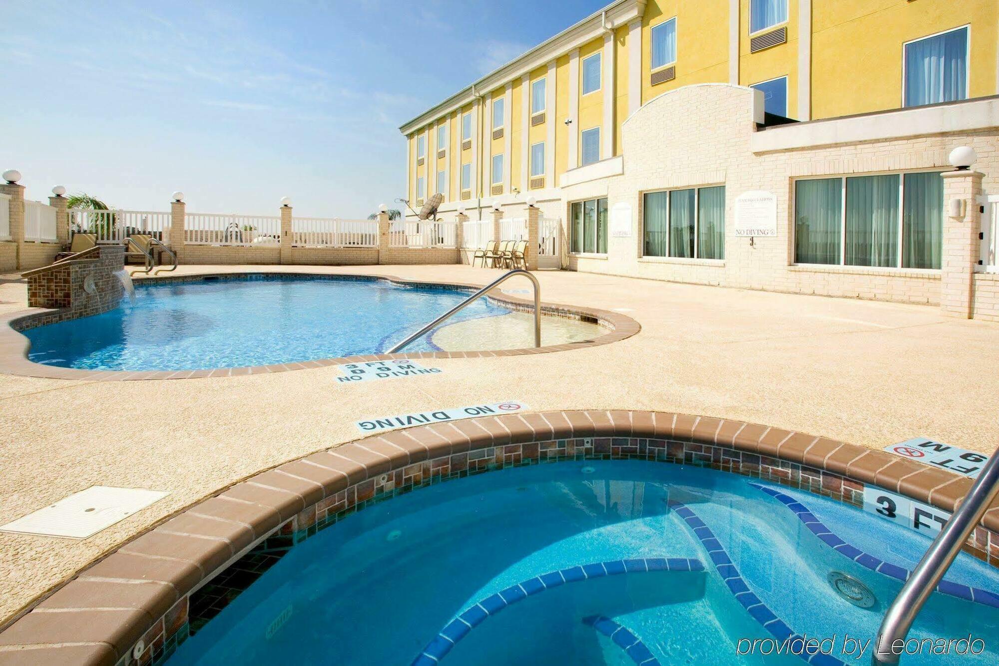 Holiday Inn Express Hotel And Suites Falfurrias Kültér fotó