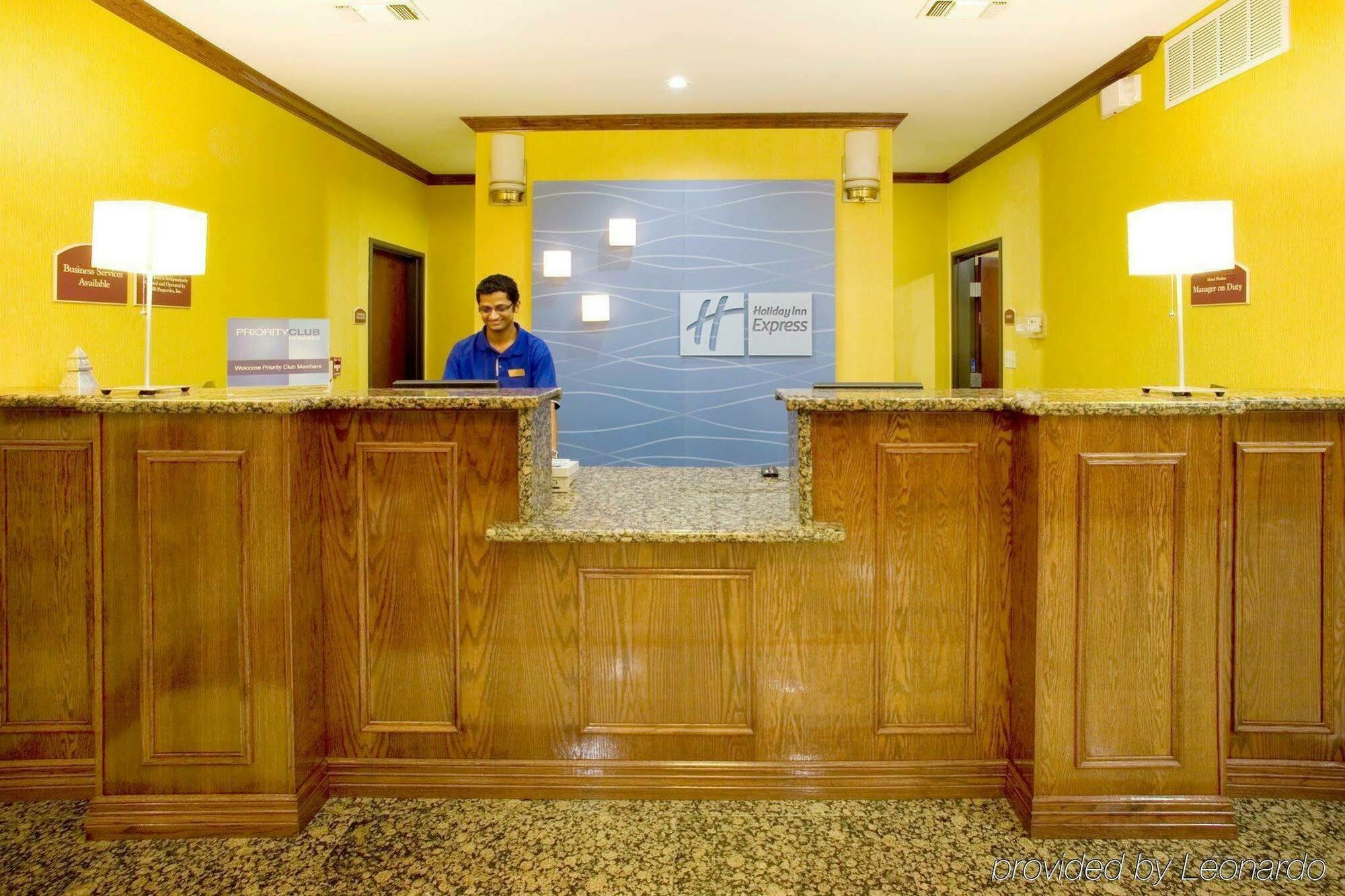 Holiday Inn Express Hotel And Suites Falfurrias Beltér fotó